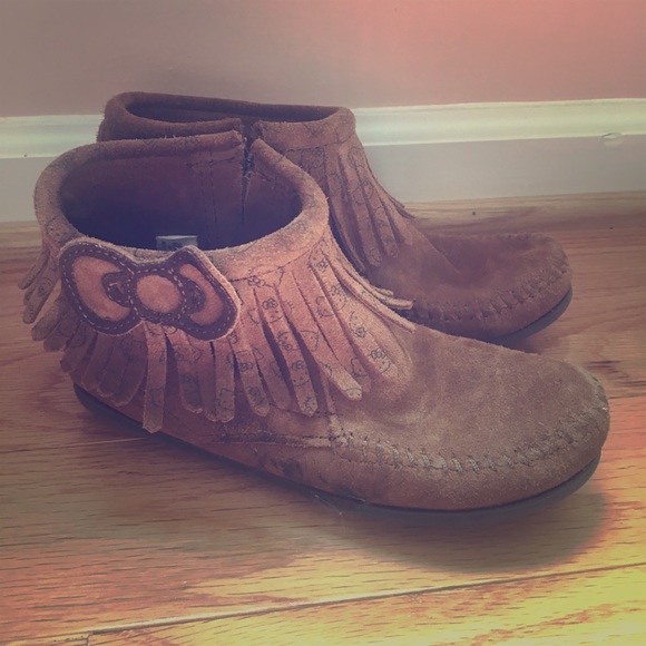 Minnetonka Shoes Minnetonka Girls Hello Kitty Fringe Booties